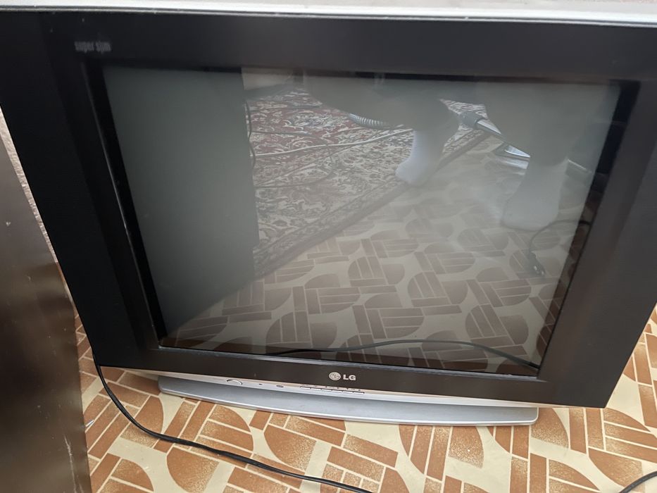 Продавам работещ телевизор LG