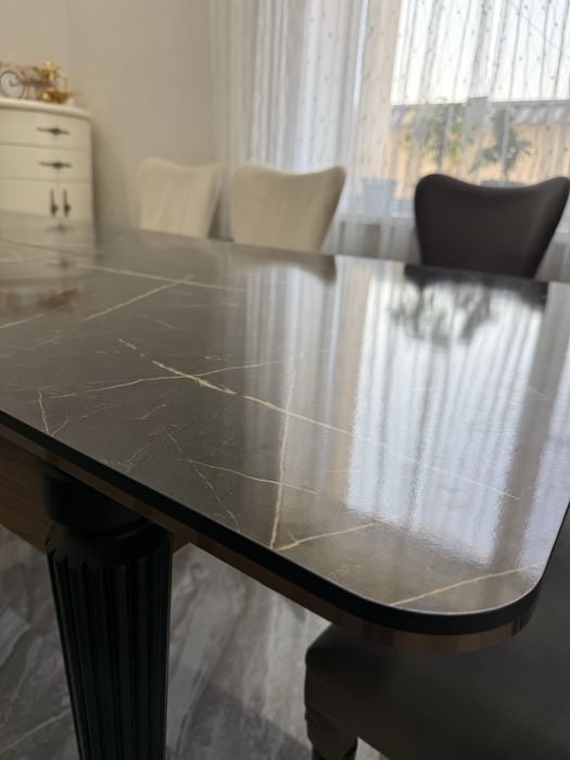 Стол в отличном состояние