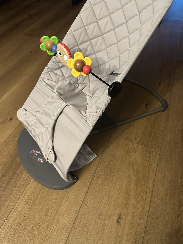 Balansoar Baby Bjorn cu bara de jucarii inclusa