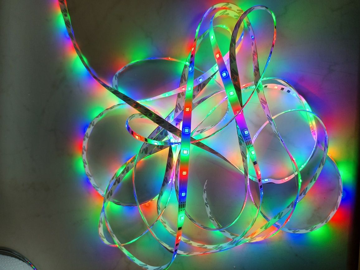 BANDA  LED  -5m ,multicoloră cu telecomanda -nouă