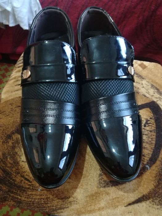 Vand pantofi noi