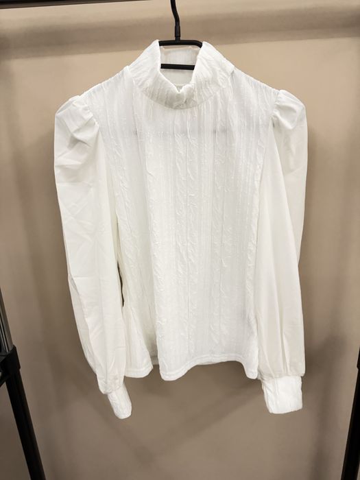 Бяла блуза с ефектни ръкави тип риза
