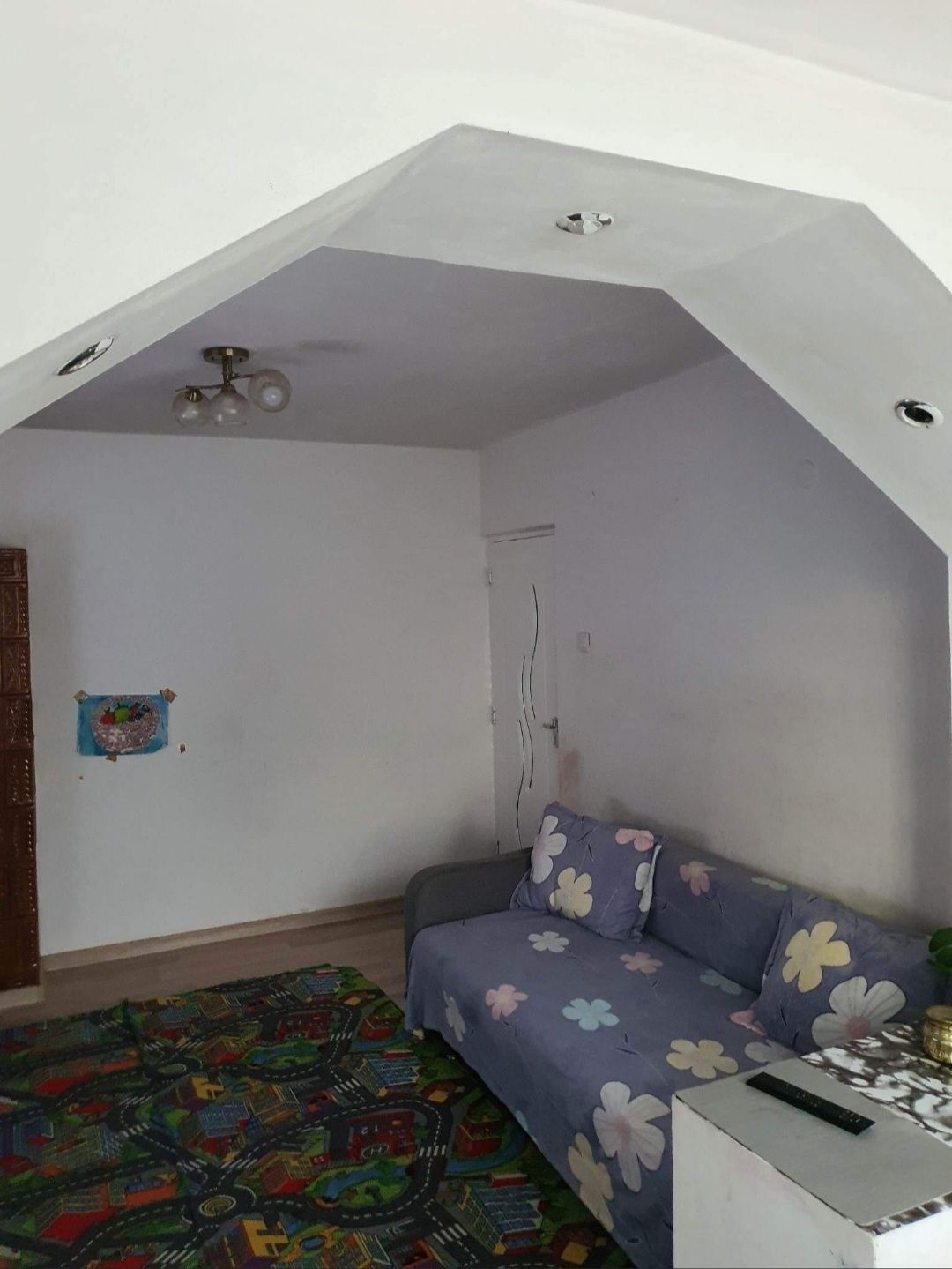 Ofer spre închiriere apartament cu două camere  semidecomandat mobilat