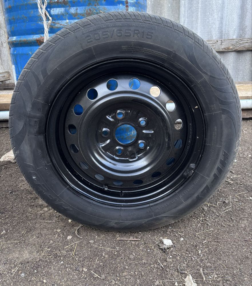 Продам летние шины с дисками 205-65 R15.