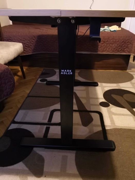 Бюро с регулируема височина Mark Adler Leader 7.0