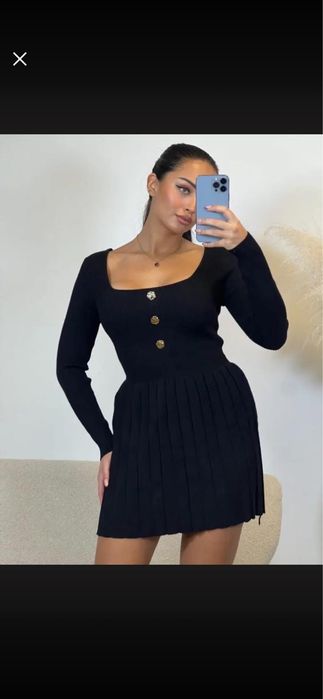 Черна рокля със златни копчета