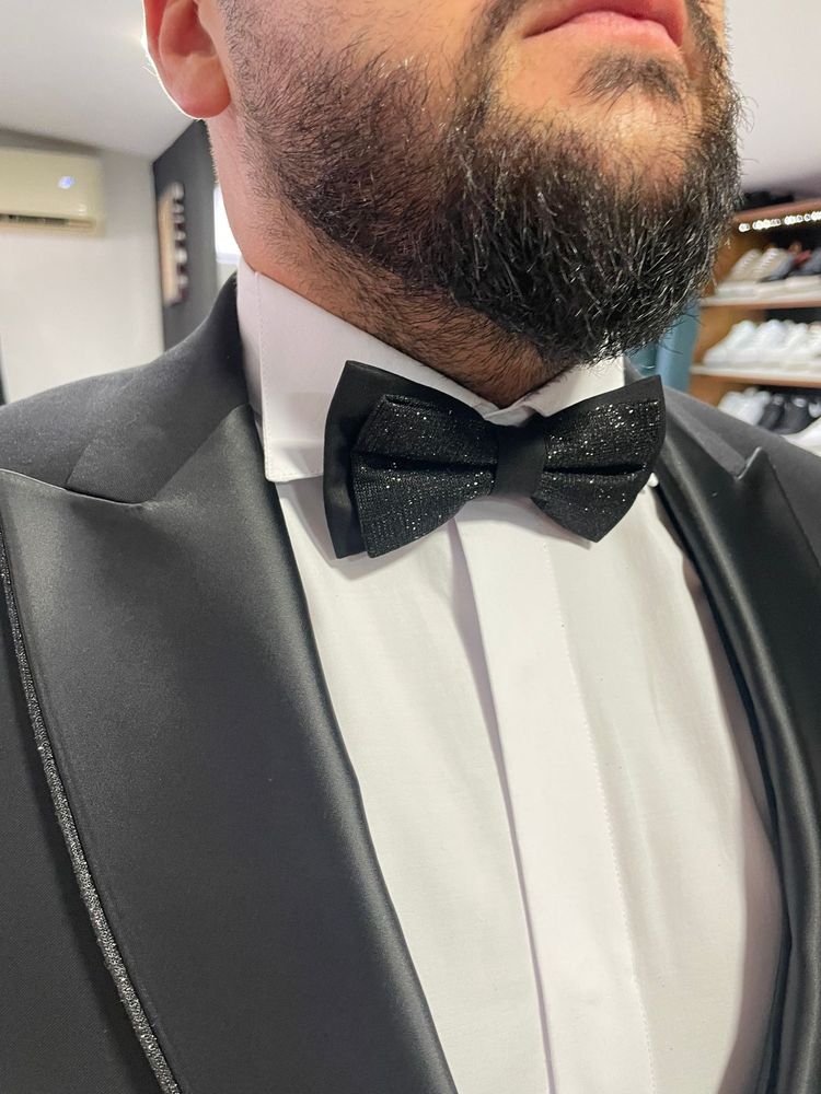 Vand costum de calitate pentru mire