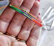 Bratara cu bilute din argint, cu snur multicolor, ajustabil.