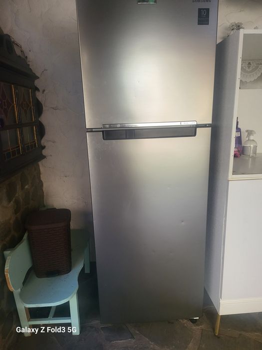 Vând frigider Samsung.