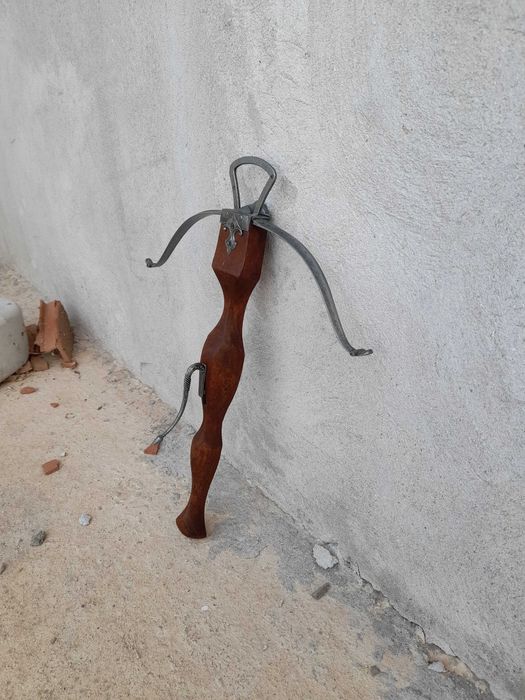 Колекция декоративни оръжия – пушка, арбалет, алебарда, мечове