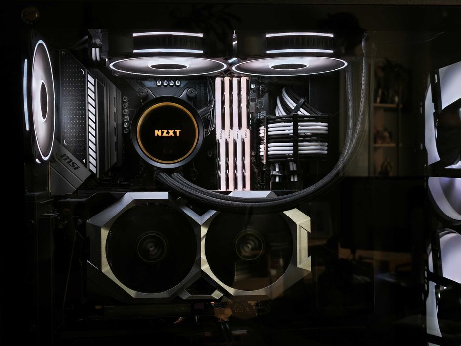 Calculator Gaming + Monitor/Tastatură/Mouse/Căști