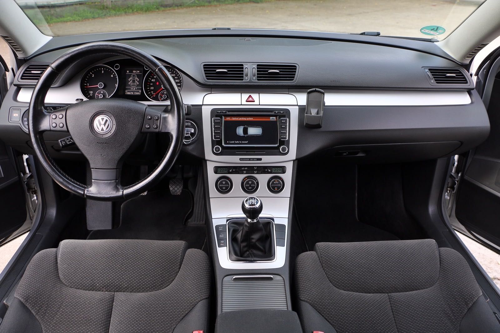 Volkswagen Passat B6 / R-LINE - Trapa / Xenon / Navigatie / EURO 5