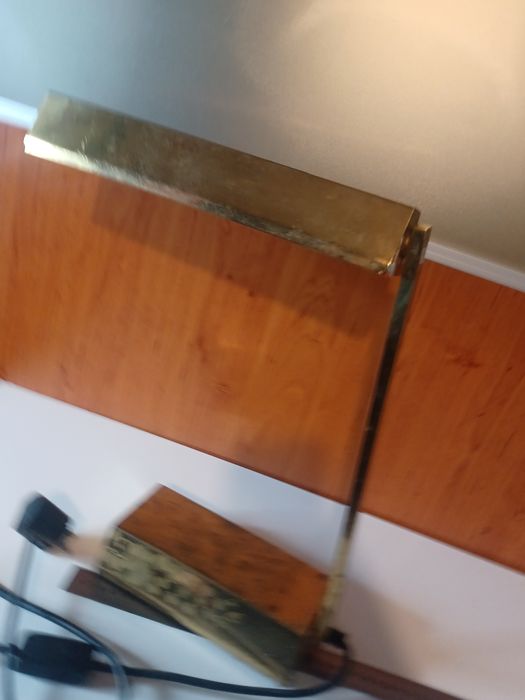 Ретро стара масивна настолна лампа