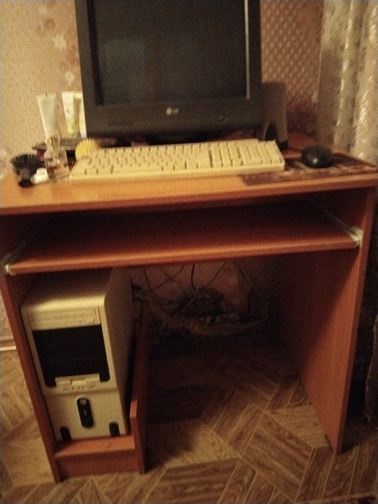 Продам компьютерный стол