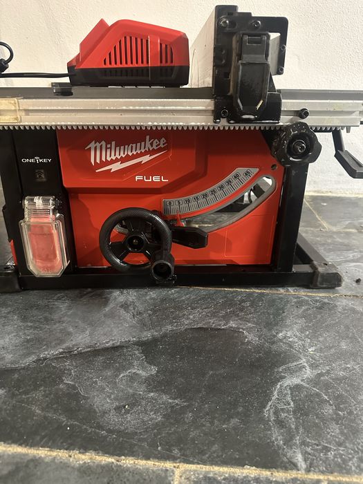 Milwaukee M18 HB12 masa circular
