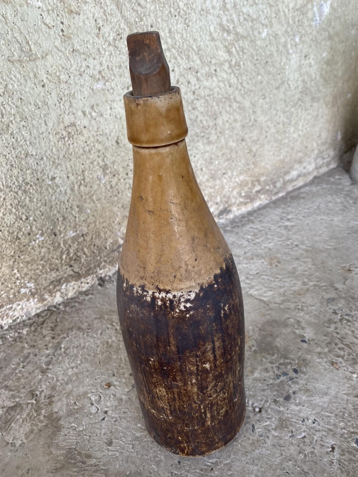 Много стара керамична бутилка