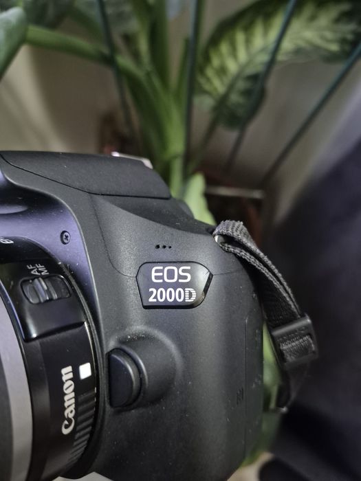 DSLR Canon Eos 2000D cu obiectiv