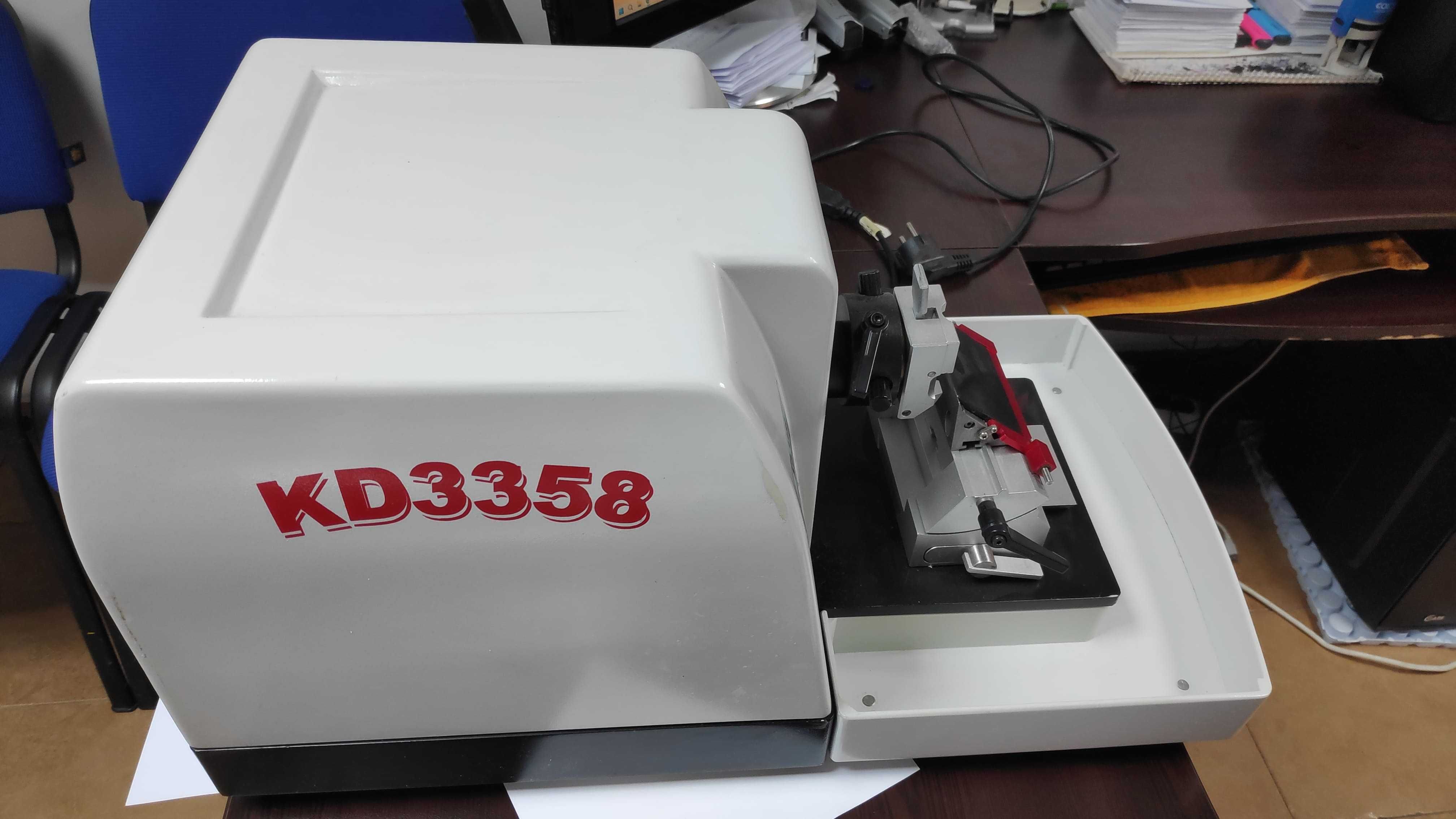 KD-3358 Полуавтоматичният микротом