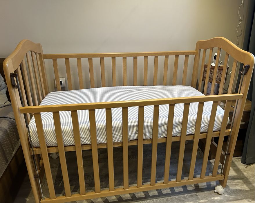 Дървена бебешка кошара с две нива, сваляща се решетка и матрак
