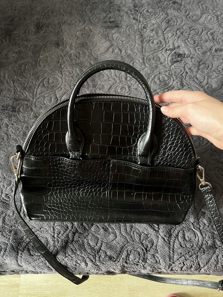 Черна чанта , бяла чанта и малка чанта тип портмоне Parfois