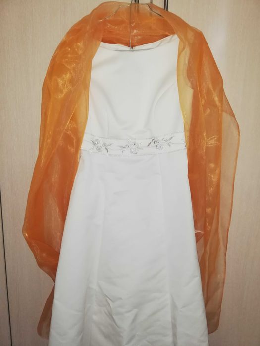 Сватбена рокля с воал от шифон за раменете