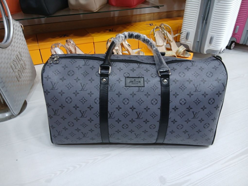 Geanta voiaj Louis Vuitton noua, 2 bucati 400 lei