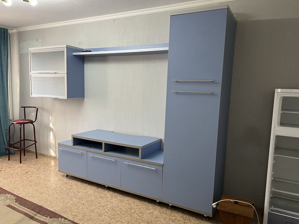 Продается сервант (шкаф)