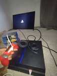 Vând Ps4 normal funcionabil  cu 12 jocuri si 2 controlle  (urgentre)*