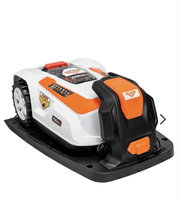 robot tuns gazonul / gradina