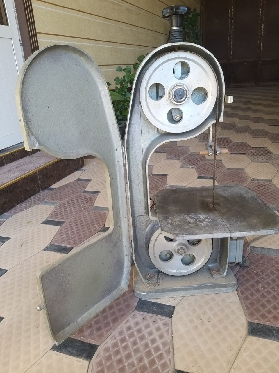 Qassob akalar uchun gush kesadigan arra Kareadan kelgan gusht va suyak