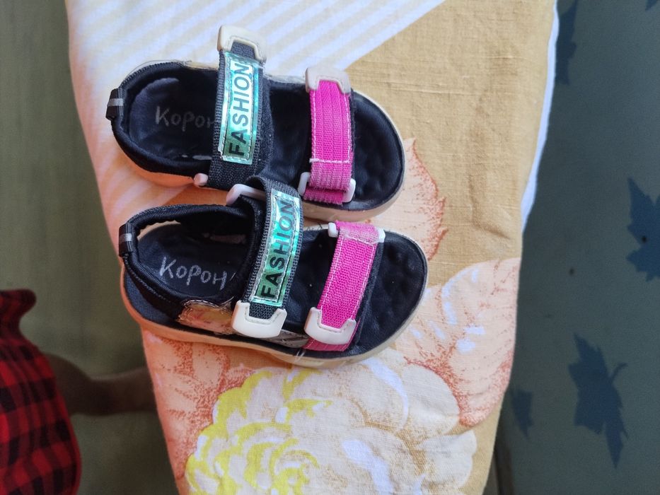 Продам детский сандалии