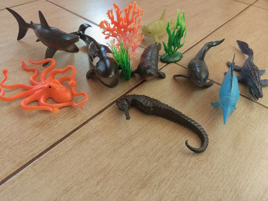 Различни видове животни детски играчки - домашни, диви, динозаври, нас