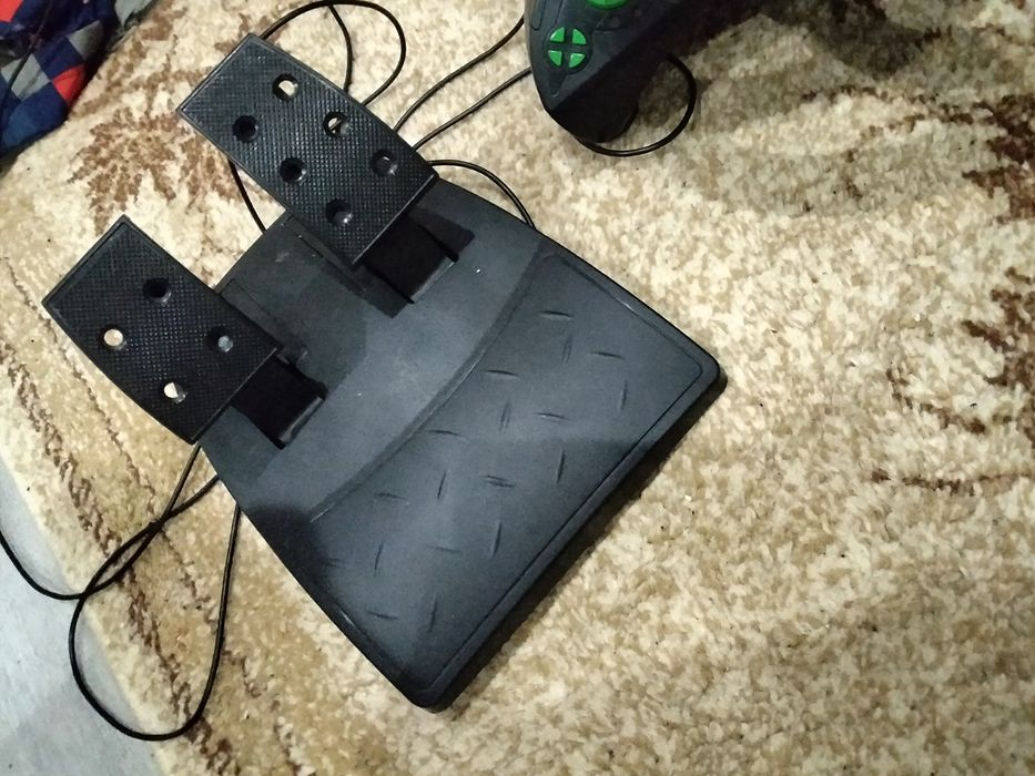 Продавам волан и педали + need for speed