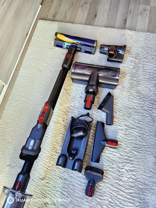 Aspirator dyson v15, garanție 10.2026, plus  încă o baterie