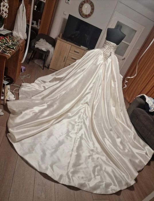 Rochie mireasa cu trena  Aryanna Karen