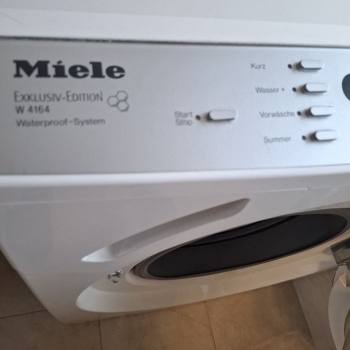 Mașina de spălat haine Miele
