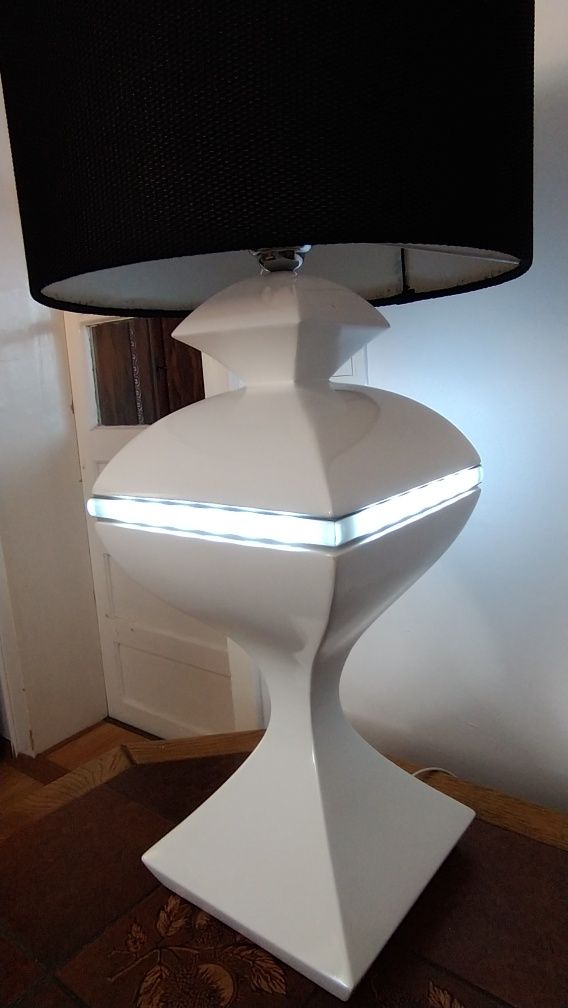 Lampa de salon smart RGBCCT alb - negru.