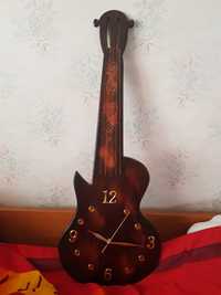 Стенен часовник с формата на китара