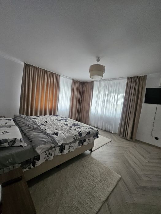 Vila individuala 4 camere  cu garaj  si curte bragadiru sector 5
