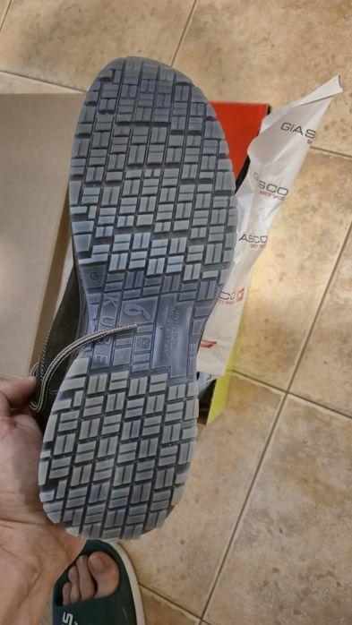 Продавам работни обувки със защитно бомбе  Giasco 44 номер, Нови