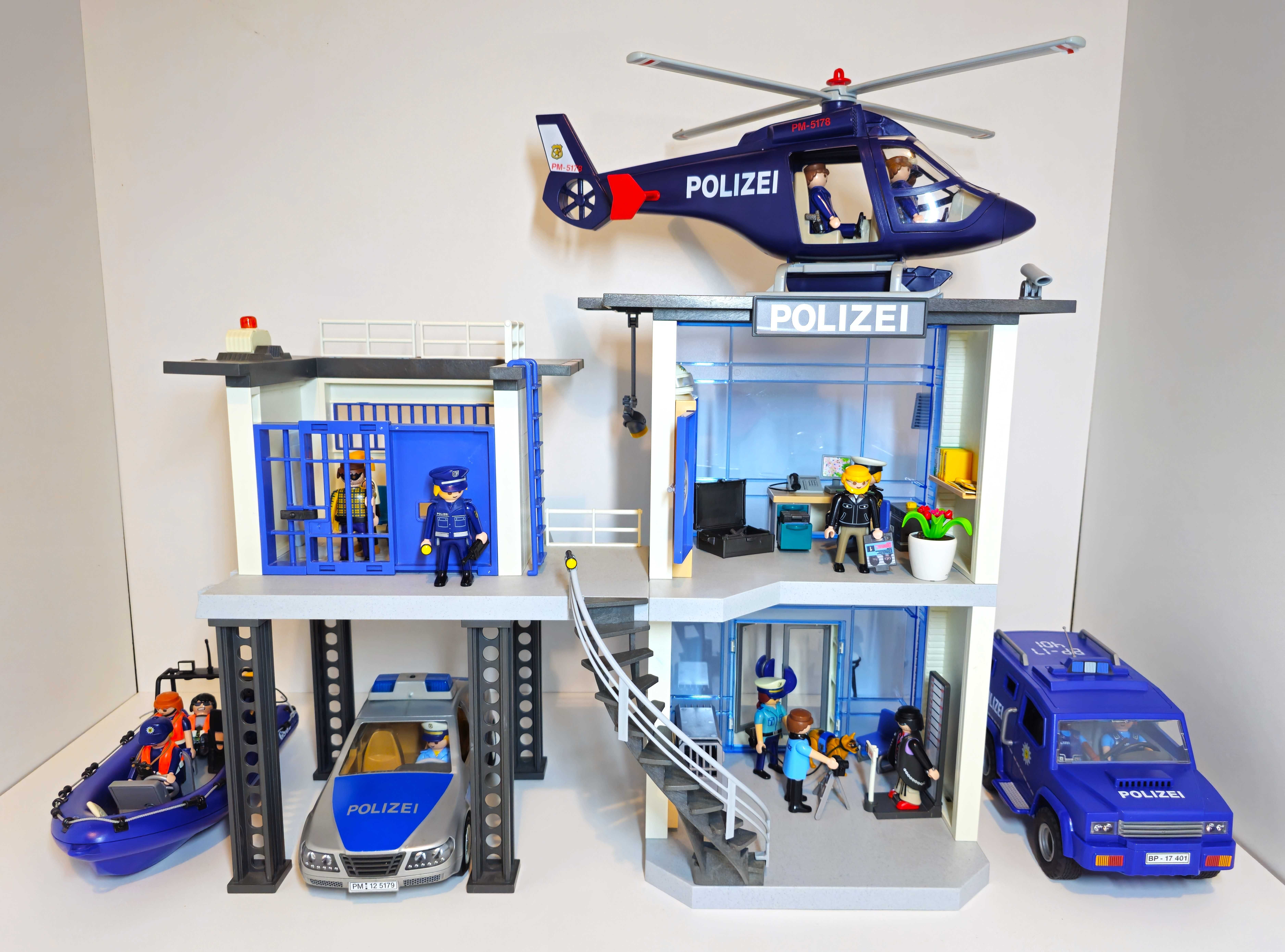 Playmobil - Къща с обзавеждане , полиция  и още много сетове.