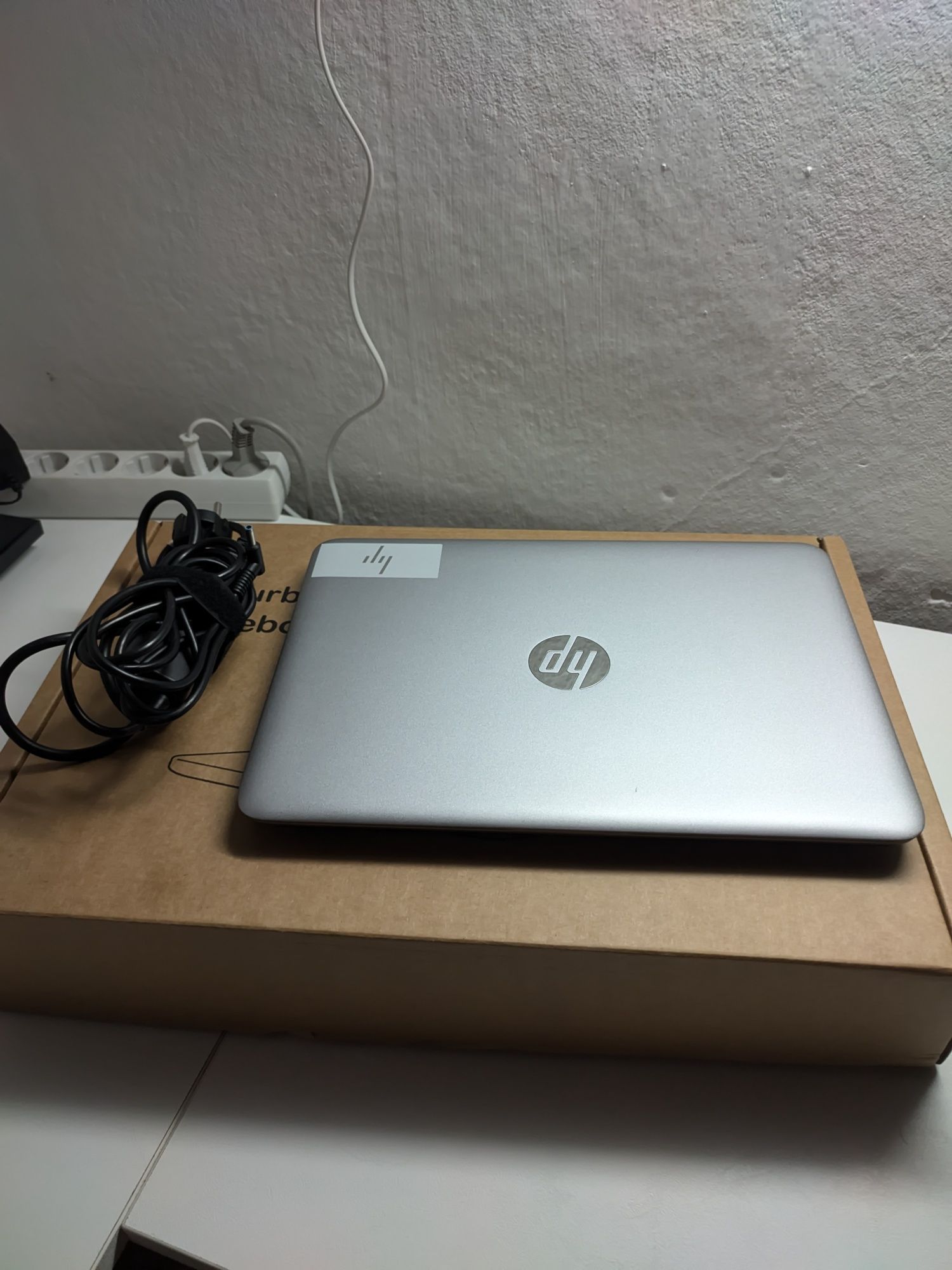 HP Elitebook 820 G3 - 12.5" 1920x1080, I5-6300U, 12GB RAM, 128GB SSD