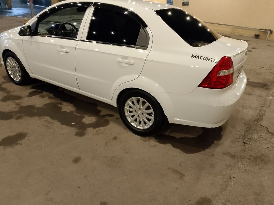 Qolgani mashina oldida gaplashiladi.