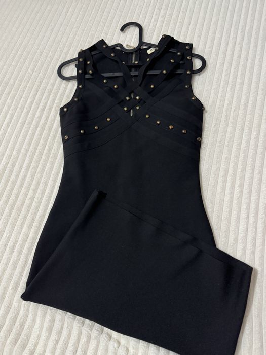 Елегантна черна рокля с капси