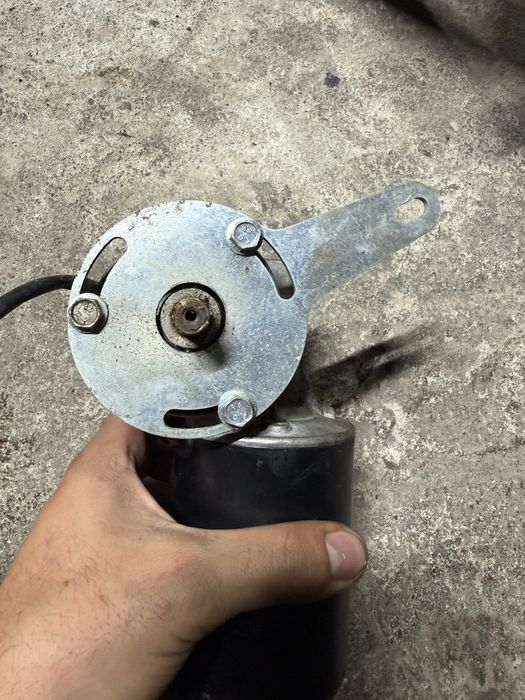 Motor cu reductor  12 volti foarte robust pe tru cazan palinca