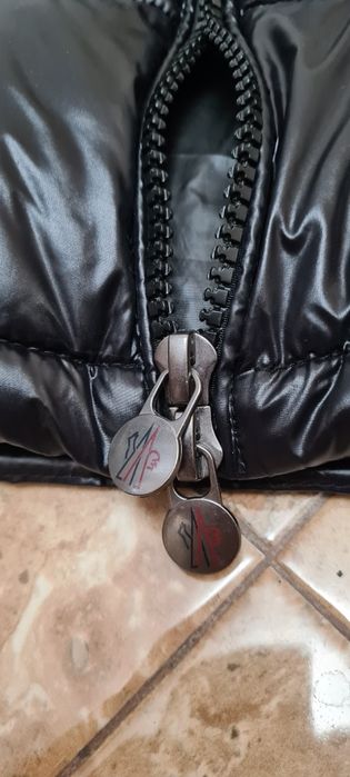 Vand vesta moncler neagra lucioasa