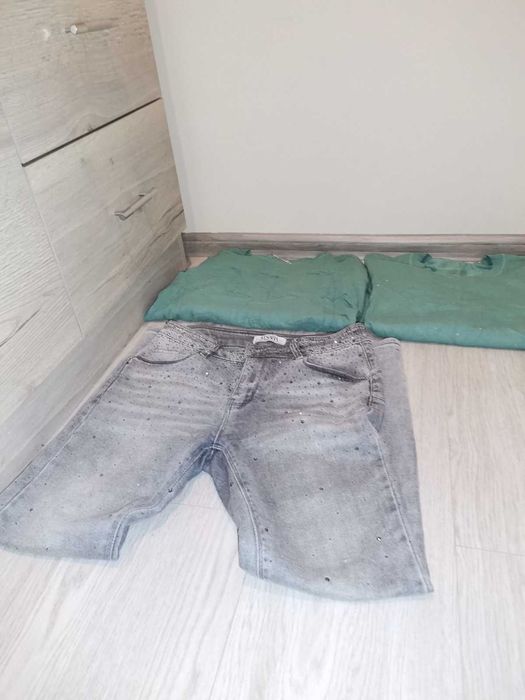 Дамски дънки и две блузи