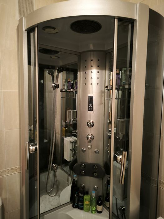 Душевая кабинка для водных процедур.