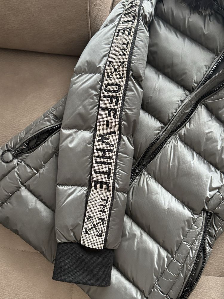 Сиво сребристо дамско яке на Off-white с качулка от естествен пух