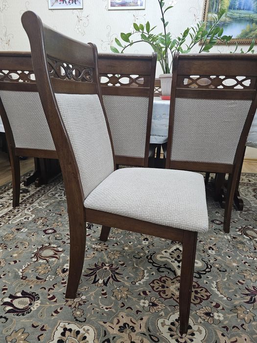 Продам 12 шт стульев в хорошем состояний по 7000 тг за шт.